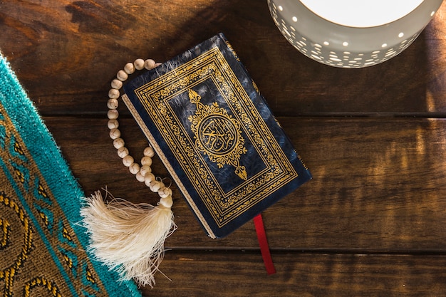 Lampe und Matte in der Nähe von Koran