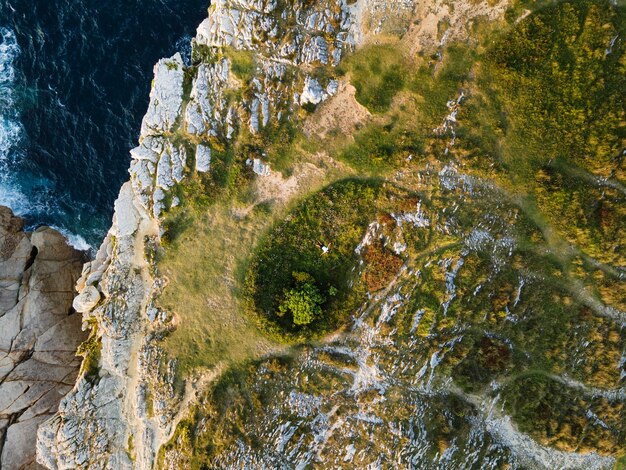 Land mit Draufsicht direkt am Meer