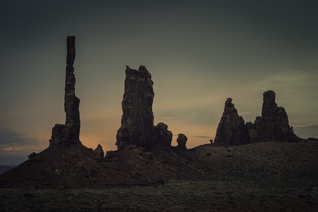 Landschaft der Felsformationen während eines atemberaubenden Sonnenuntergangs am Canyon