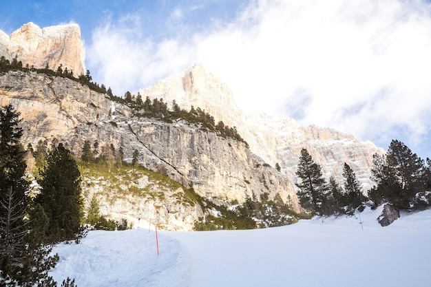 Landschaft der felsigen Berge, die im Winter mit Schnee bedeckt werden