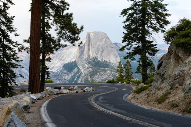 Kostenloses Foto landschaft der glacier point road, umgeben von felsigen hügeln im yosemite national park, kalifornien