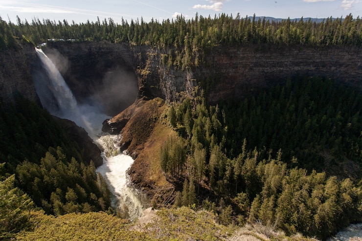 Kostenlose Foto landschaft der helmckenfälle umgeben von grün in kanada