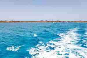 Kostenloses Foto landschaft der schiffsspur im meer