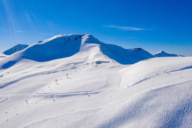 Landschaft der schneebedeckten Klippen, die an einem sonnigen Tag eingefangen wurden