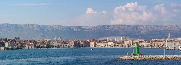 Landschaft der Stadt Split, umgeben von Hügeln und Meer unter einem bewölkten Himmel in Kroatien