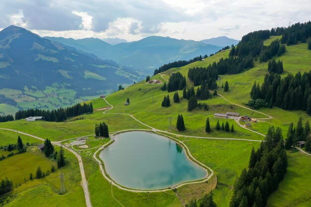 Landschaft des Filzalmsees umgeben von grünen Hügeln in Österreich