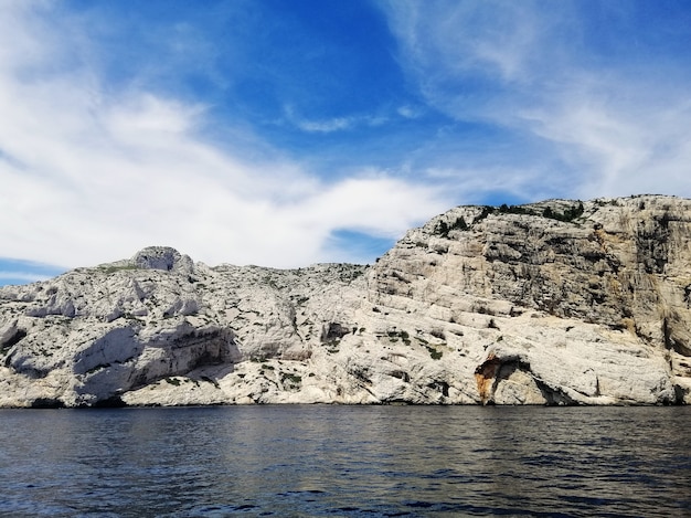 Kostenloses Foto landschaft des massif des calanques, umgeben vom meer unter dem sonnenlicht in marseille