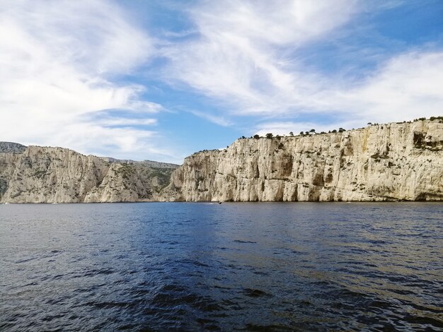 Landschaft des Massif des Calanques, umgeben vom Meer unter dem Sonnenlicht in Marseille