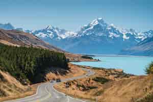 Kostenloses Foto landschaft des pukaki-sees pukaki in neuseeland, umgeben von schneebedeckten bergen