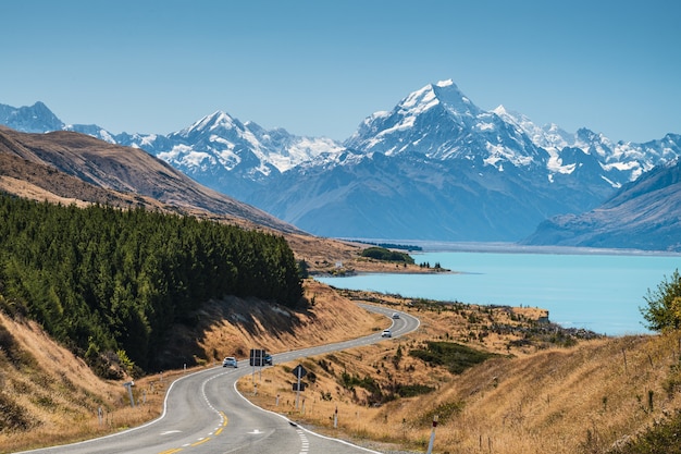 Landschaft des Pukaki-Sees Pukaki in Neuseeland, umgeben von schneebedeckten Bergen