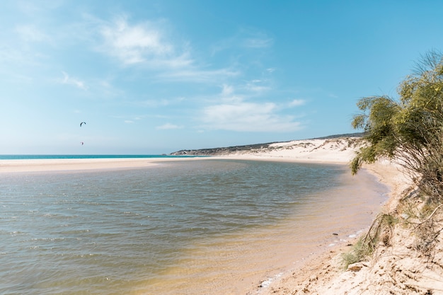 Landschaft des tropischen Strandes mit Parasailing auf Hintergrund