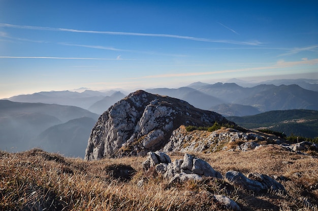 Kostenloses Foto landschaft des wanderparadieses schneeberg, berggipfel mit berg, felsen, wolken und blauem himmel