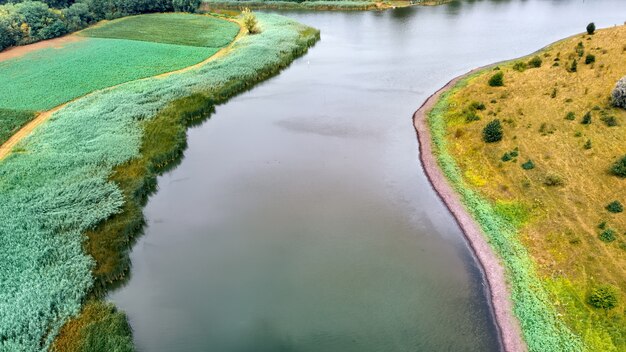 Landschaft eines Flusses und des grünen Waldes