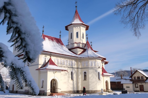 Landschaft eines religiösen transilvanischen rumänischen weißen Klosters, das im rustikalen Stil erbaut wurde