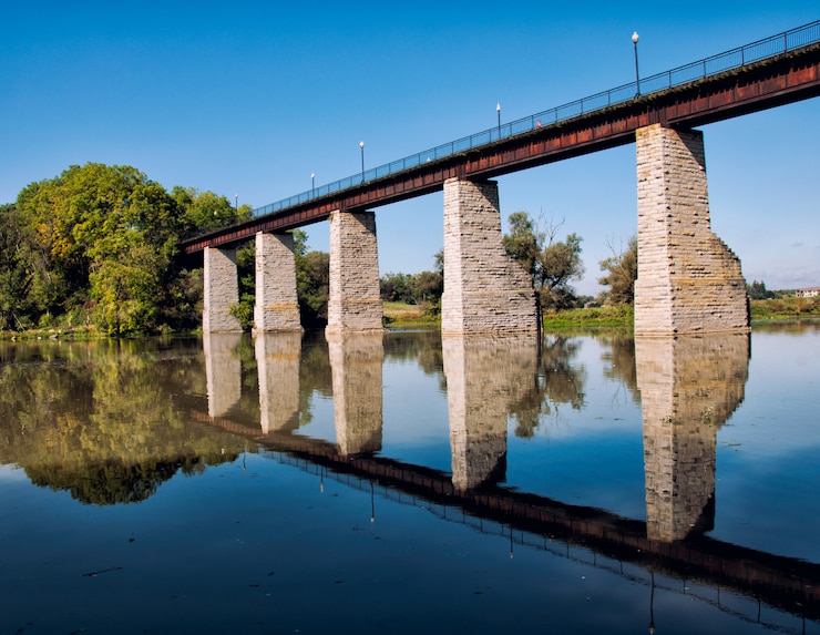 Kostenlose Foto landschaft mit backsteinbrücke