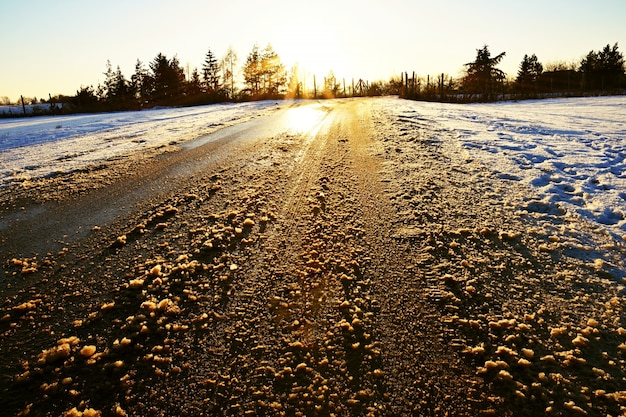 &quot;Landschaft mit Straße in Schnee und Schmutz&quot;