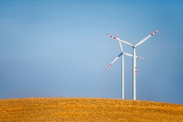 Kostenloses Foto landschaft mit windkraftanlagen