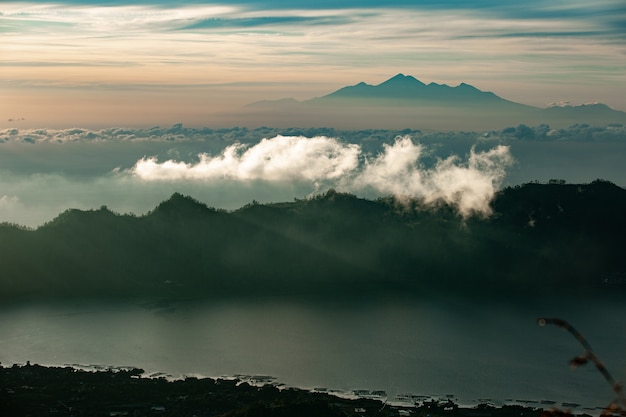 Landschaft. Morgendämmerung mit Blick auf den Vulkan. BATUR Vulkan. Bali, Indonesien