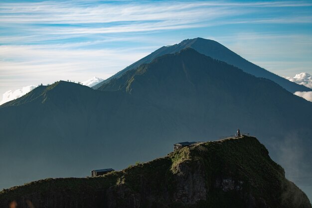 Landschaft. Tempel in den Wolken auf der Spitze des Batur-Vulkans. Bali, Indonesien