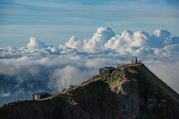 Landschaft. Tempel in den Wolken auf der Spitze des Batur-Vulkans. Bali, Indonesien