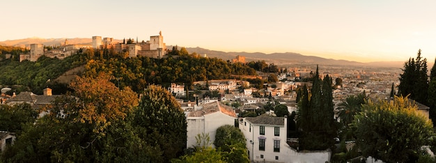 Kostenloses Foto landschaft von alhambra und granada bei sonnenuntergang