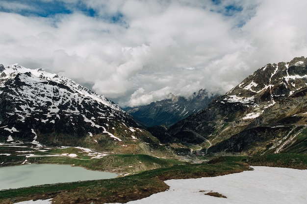 Landschaft von Alpenbergen im wolkigen Wetter