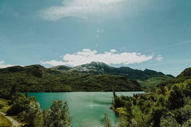 Landschaft von einem See, umgeben von Bergen