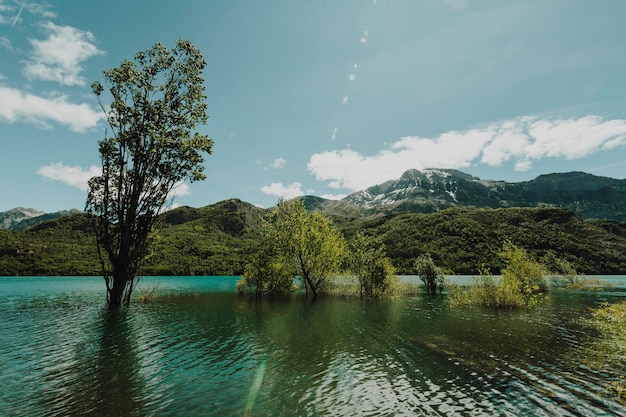 Landschaft von einem See, umgeben von Bergen