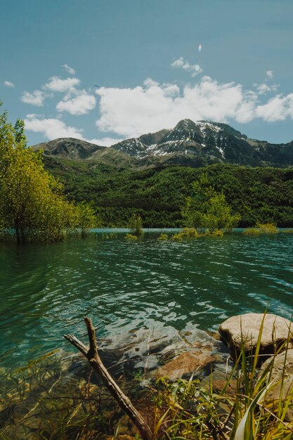Landschaft von einem See, umgeben von Bergen