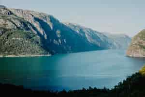 Kostenloses Foto landschaft von einem see, umgeben von bergen