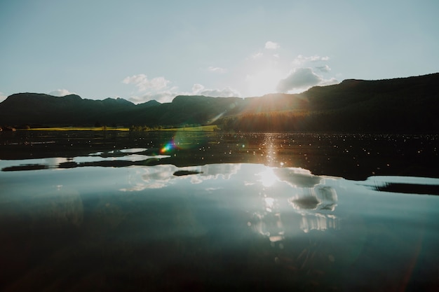 Landschaft von einem See, umgeben von Bergen