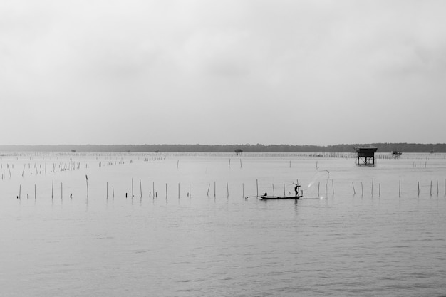 Landschaft von Leuchttürmen mitten im Meer