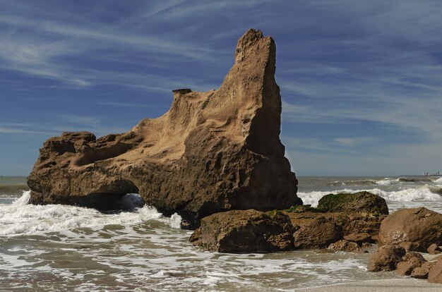 Landschaft von Wellen, die sich in den Felsen am Ufer werfen