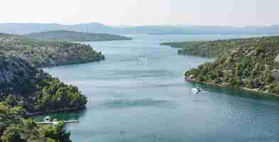 Kostenloses Foto landschaftsansicht des flusses krka in kroatien, umgeben von bäumen und bergen