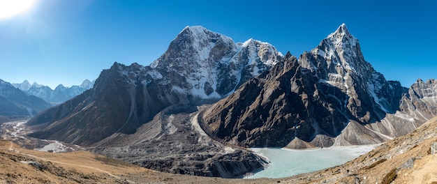 Landschaftsaufnahme der schönen Cholatse-Berge neben einem Gewässer in Khumbu, Nepal