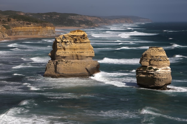 Landschaftsaufnahme von Felsen in einem Gewässer nahe der Küste.