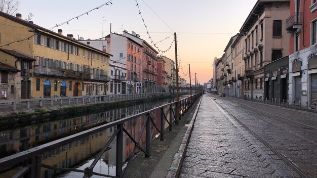 Landschaftsaufnahme von Gebäuden im Kanal im navigli Bezirk von Mailand Italien