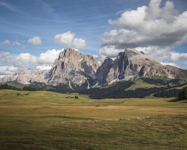 Landschaftsfoto des Plattkofel-Berges und der weiten Weide in Compatsch Italien