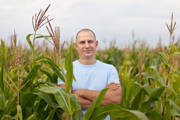 Landwirt im Feld von Mais