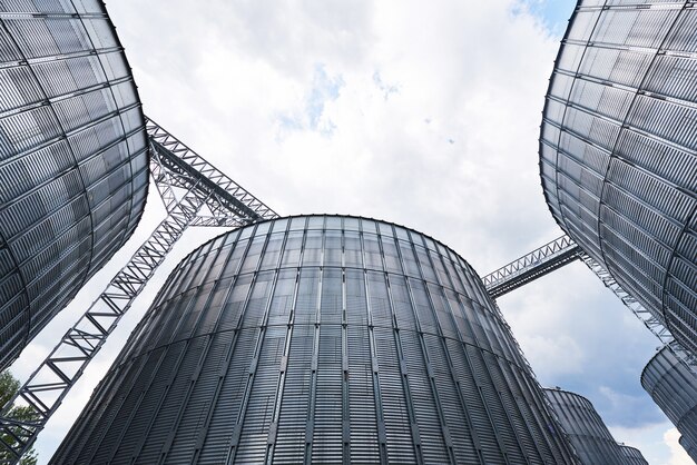 Landwirtschaftliche Silos. Gebäude außen.