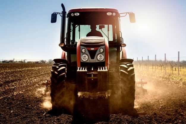 Landwirtschaftliche Traktormaschine, die im Feld arbeitet