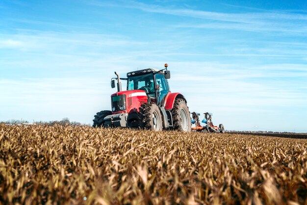 Landwirtschaftliches Maschinenanbaufeld des Traktors