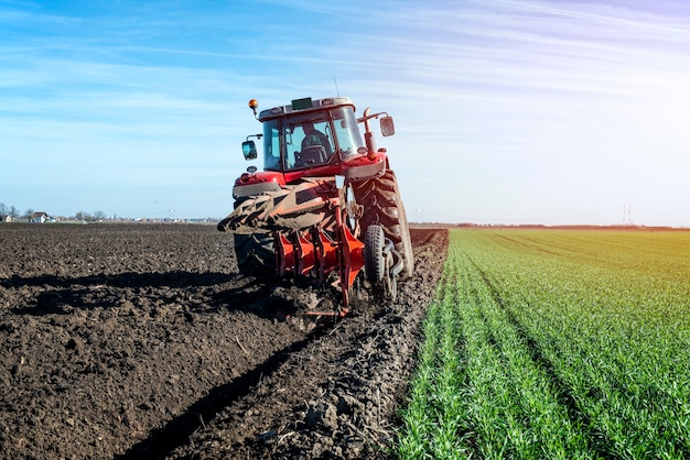 Landwirtschaftliches Maschinenanbaufeld des Traktors