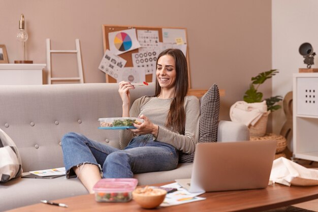 Lange Einstellung der Frau, die arbeitet und isst