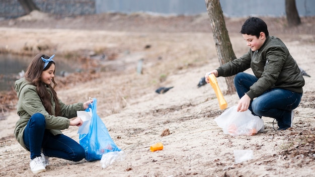 Lange Einstellung von Kindern, die den Boden säubern