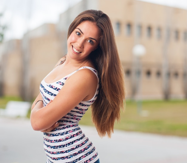 Lange Haare Mädchen posiert