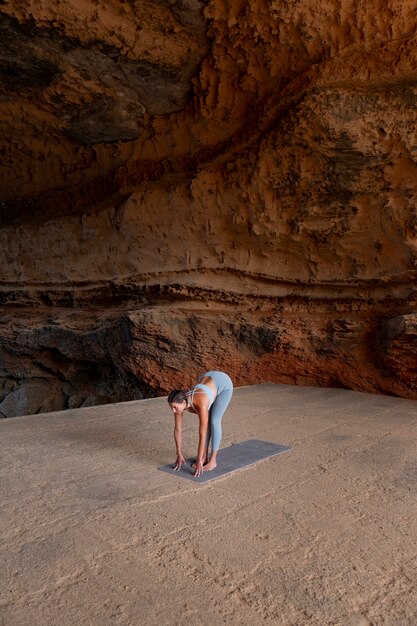 Lange Schuss fitte Frau beim Yoga im Freien