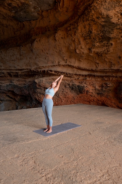 Kostenloses Foto lange schuss fitte frau beim yoga