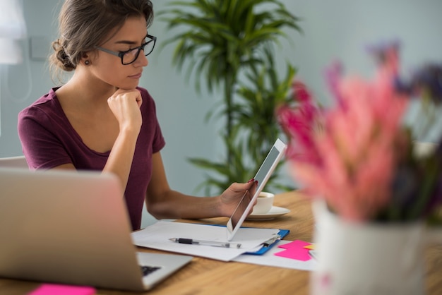 Lange Stunden vor dem Computer verbracht