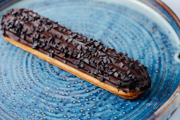 Langer Eclair mit Schokoladenstückchen